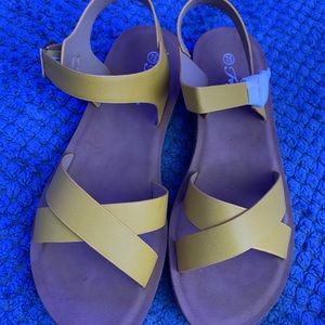 Comfortable Yellow criss cross sandals  size 7.5